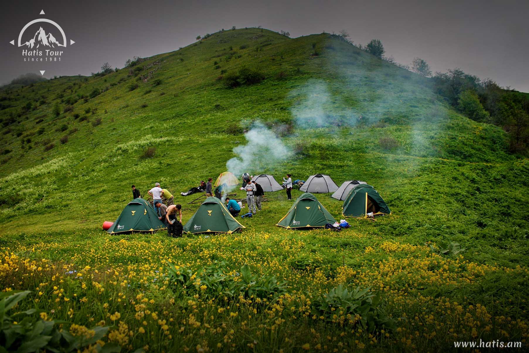 Лагерь на склоне горы Хуступ