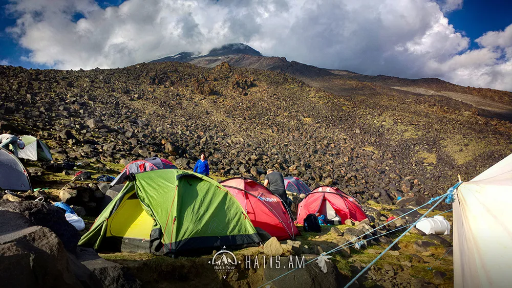 How many days does it take to climb Ararat?