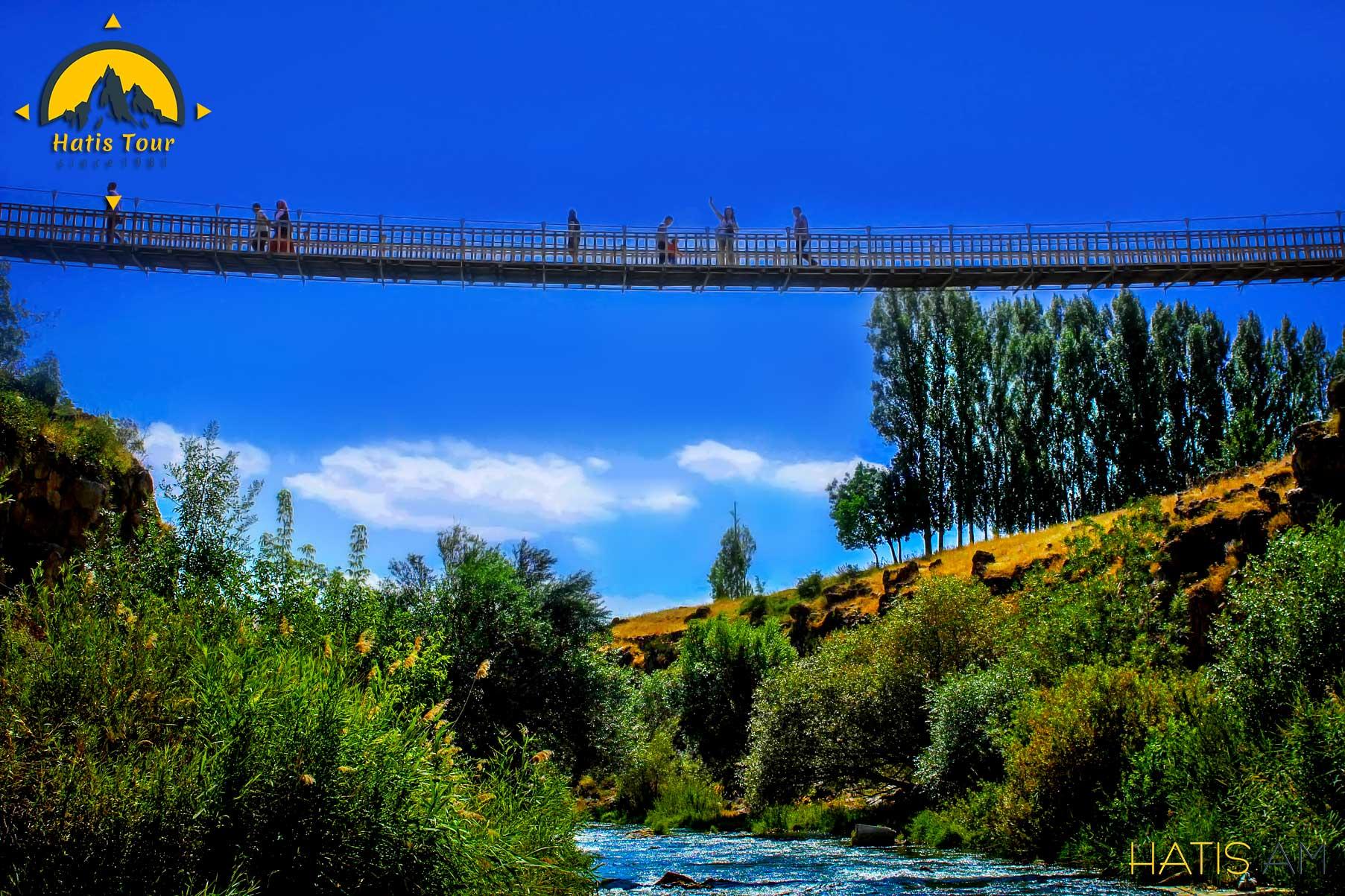 Կախվող կամուրջը Բերկրի գետի վրա, ջրվեժի հարևանությ