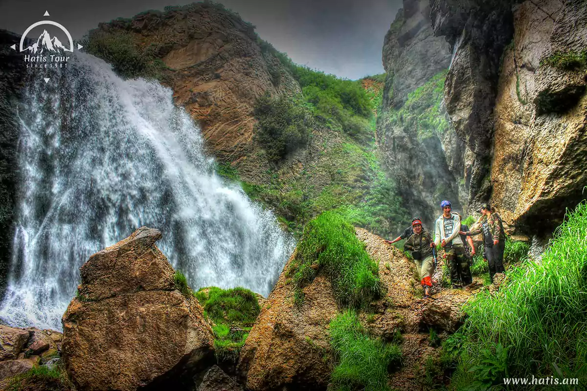 Местные жители называют водопад Чран. Он расположе